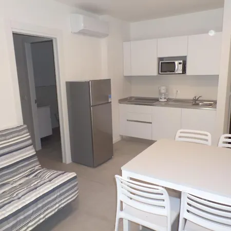 Village With Shared Pool, Hot Tub, Shared Garden דירה ביביונה