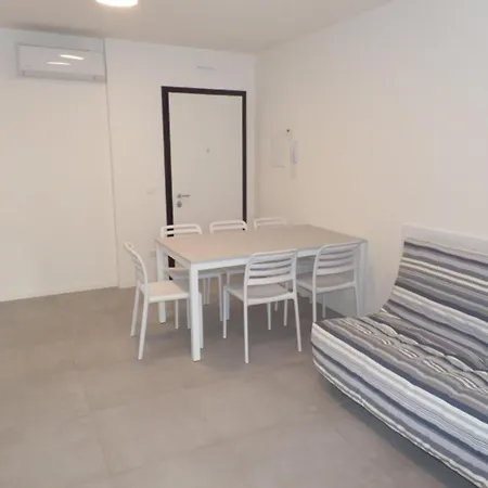 Village With Shared Pool, Hot Tub, Shared Garden ביביונה