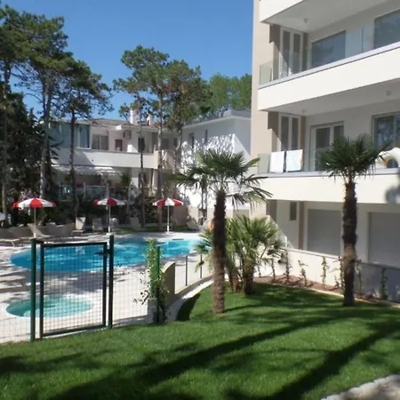 Village With Shared Pool, Hot Tub, Shared Garden ביביונה