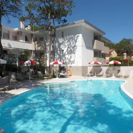 Village With Shared Pool, Hot Tub, Shared Garden דירה ביביונה