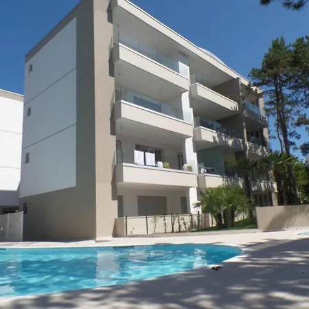 דירה Village With Shared Pool, Hot Tub, Shared Garden